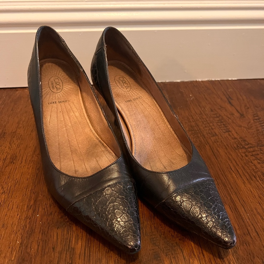 Circa Joan & David Luxe Series Black Leather Heels, Textured Pointed Toe -Size 8